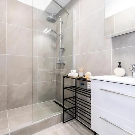Alure Residences 2 & 24h Self Check-in, Parking In The Garage In The Building Included, New Building, Terrace, Location With A Forest Park With A Lake, Children's Playground * Banska Bystrica