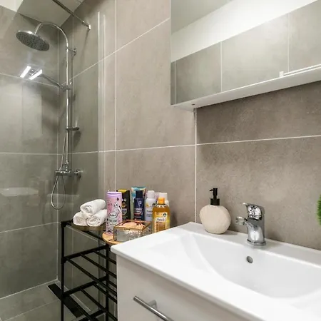 Alure Residences 2 & 24h Self Check-in, Parking In The Garage In The Building Included, New Building, Terrace, Location With A Forest Park With A Lake, Children's Playground *