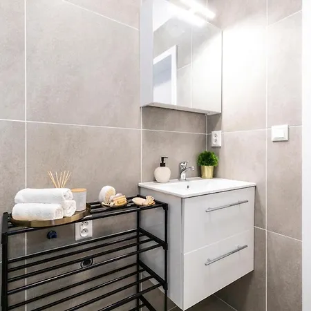 Alure Residences 2 & 24h Self Check-in, Parking In The Garage In The Building Included, New Building, Terrace, Location With A Forest Park With A Lake, Children's Playground Apartman Besztercebánya